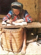 Vẽ bằng sáp ong, nhuộm chàm là một cách tạo hoa văn đặc trưng của người Mông hoặc Dao. Người phụ nữ dùng bút chấm sáp ong nóng chảy để vẽ vào những hoa văn trên tấm vải lanh trắng. Vẽ xong, tấm vải đó được nhuộm chàm nhiều lần cho đến khi được màu đen vừa ý. Sau đó người ta đem vải nhúng vào nước nóng cho sáp ong tan ra, để lại những hoa văn màu trắng trên nền chàm xanh. Vẽ bằng sáp ong, nhuộm chàm là một cách tạo hoa văn đặc trưng của người Mông hoặc Dao. Người phụ nữ dùng bút chấm sáp ong nóng chảy để vẽ vào những hoa văn trên tấm vải lanh trắng. Vẽ xong, tấm vải đó được nhuộm chàm nhiều lần cho đến khi được màu đen vừa ý. Sau đó người ta đem vải nhúng vào nước nóng cho sáp ong tan ra, để lại những hoa văn màu trắng trên nền chàm xanh.