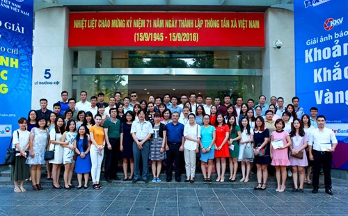 Các học viên lớp nghiệp vụ Thông tấn K28A chụp ảnh chung với lãnh đạo TTXVN trong ngày bế giảng. Ảnh: Quý Trung - TTXVN Các học viên lớp nghiệp vụ Thông tấn K28A chụp ảnh chung với lãnh đạo TTXVN trong ngày bế giảng. Ảnh: Quý Trung - TTXVN