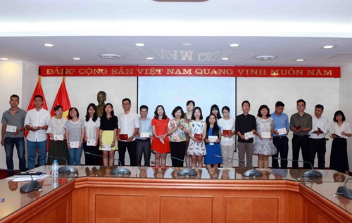 Bà Nguyễn Hồng Hạnh, Phó Giám đốc Trung tập đào tạo nghiệp vụ Thông tấn trao chứng chỉ hoàn thành khóa học cho các học viên lớp nghiệp vụ Thông tấn K28A. Ảnh: Quý Trung – TTXVN Bà Nguyễn Hồng Hạnh, Phó Giám đốc Trung tập đào tạo nghiệp vụ Thông tấn trao chứng chỉ hoàn thành khóa học cho các học viên lớp nghiệp vụ Thông tấn K28A. Ảnh: Quý Trung – TTXVN