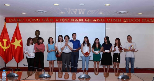 Ông Ngô Hà Thái, Phó Tổng Giám đốc TTXVN trao chứng chỉ hoàn thành khóa học cho các học viên lớp nghiệp vụ Thông tấn K28A. Ảnh: Quý Trung – TTXVN Ông Ngô Hà Thái, Phó Tổng Giám đốc TTXVN trao chứng chỉ hoàn thành khóa học cho các học viên lớp nghiệp vụ Thông tấn K28A. Ảnh: Quý Trung – TTXVN