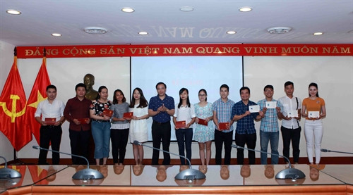 Ông Nguyễn Thiện Thuật, Giám đốc Trung tâm Truyền hình TTXVN trao chứng chỉ hoàn thành khóa học cho các học viên lớp nghiệp vụ Thông tấn K28A. Ảnh: Quý Trung – TTXVN Ông Nguyễn Thiện Thuật, Giám đốc Trung tâm Truyền hình TTXVN trao chứng chỉ hoàn thành khóa học cho các học viên lớp nghiệp vụ Thông tấn K28A. Ảnh: Quý Trung – TTXVN