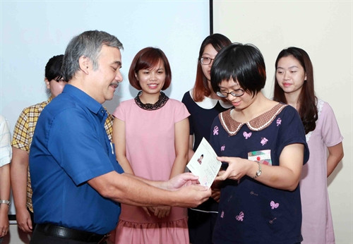 Ông Nguyễn Hoài Dương, Phó Tổng Giám đốc TTXVN trao chứng chỉ hoàn thành khóa học cho các học viên lớp nghiệp vụ Thông tấn K28A. Ảnh: Quý Trung – TTXVN Ông Nguyễn Hoài Dương, Phó Tổng Giám đốc TTXVN trao chứng chỉ hoàn thành khóa học cho các học viên lớp nghiệp vụ Thông tấn K28A. Ảnh: Quý Trung – TTXVN