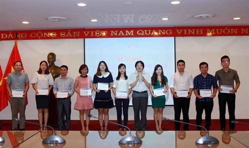 Ông Ngô Hà Thái, Phó Tổng Giám đốc TTXVN trao phần thưởng cho các học viên có thành tích học tập. Ảnh: Quý Trung – TTXVN Ông Ngô Hà Thái, Phó Tổng Giám đốc TTXVN trao phần thưởng cho các học viên có thành tích học tập. Ảnh: Quý Trung – TTXVN