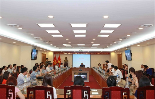 Quang cảnh lễ bế giảng khóa bồi dưỡng nghiệp vụ thông tấn K28 . Ảnh: Quý Trung – TTXVN Quang cảnh lễ bế giảng khóa bồi dưỡng nghiệp vụ thông tấn K28 . Ảnh: Quý Trung – TTXVN