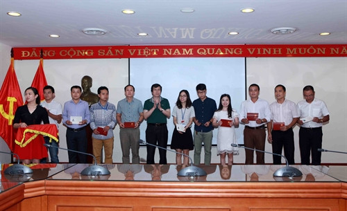 Ông Lê Trí Dũng, Trưởng Ban Biên tập Ảnh TTXVN trao chứng chỉ hoàn thành khóa học cho các học viên lớp nghiệp vụ Thông tấn K28A. Ảnh: Quý Trung – TTXVN Ông Lê Trí Dũng, Trưởng Ban Biên tập Ảnh TTXVN trao chứng chỉ hoàn thành khóa học cho các học viên lớp nghiệp vụ Thông tấn K28A. Ảnh: Quý Trung – TTXVN