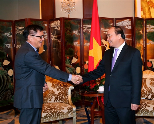 Thủ tướng Nguyễn Xuân Phúc tiếp ông Dong Wenbiao, Chủ tịch Tập đoàn Ngân hàng Minsheng (CMBC) và Tập đoàn Đầu tư Minsheng Trung Quốc . Ảnh: Thống Nhất-TTXVN