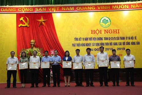 Để ghi nhận và biểu dương những đóng góp của các tập thể và cá nhân có nhiều đóng góp trong 10 năm thực hiện Chương trình 02-CTr/TU của Thành ủy Hà Nội, tại Hội nghị, UBND huyện Thạch Thất đã khen thưởng cho các tập thể và cá nhân tiêu biểu. Để ghi nhận và biểu dương những đóng góp của các tập thể và cá nhân có nhiều đóng góp trong 10 năm thực hiện Chương trình 02-CTr/TU của Thành ủy Hà Nội, tại Hội nghị, UBND huyện Thạch Thất đã khen thưởng cho các tập thể và cá nhân tiêu biểu.