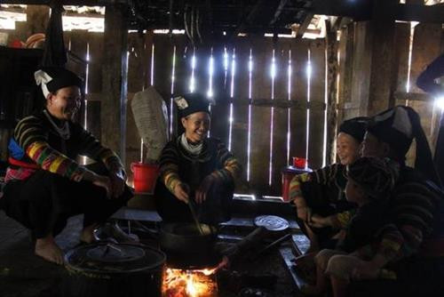 Xóm Nà Van, xã Hồng Trị, huyện Bảo Lạc có khoảng 70 nóc nhà dựa lưng vào núi. Mấy năm gần đây được sự quan tâm đầu tư của Đảng, Nhà nước, đời sống của bà con Lô Lô xóm Nà Van được cải thiện đáng kể. Người phụ nữ Lô Lô xóm Nà Van ai cũng biết se tơ, dệt vải. Trang phục truyền thống của người Lô Lô. Trang phục nam giới Lô Lô đơn giản hơn, màu đen cài khuy ngang, quần ống rộng gần giống quần áo của người Tày, Nùng. Ngày Tết, mọi người quây quần bên bếp lửa, chuẩn bị mâm cơm cúng tổ tiên. Sáng mùng 1 Tết, người đàn ông lớn tuổi trong gia đình sửa soạn bàn thờ mời tổ tiên về đón Tết cùng gia đình. Khách đến chơi nhà được người Lô Lô đón tiếp nồng hậu. Ngày Tết, mọi người khi gặp nhau đều gửi lời chúc phúc cho nhau bằng những làn điệu dân ca mượt mà, sâu lắng. Xóm Nà Van, xã Hồng Trị, huyện Bảo Lạc có khoảng 70 nóc nhà dựa lưng vào núi. Mấy năm gần đây được sự quan tâm đầu tư của Đảng, Nhà nước, đời sống của bà con Lô Lô xóm Nà Van được cải thiện đáng kể. Người phụ nữ Lô Lô xóm Nà Van ai cũng biết se tơ, dệt vải. Trang phục truyền thống của người Lô Lô. Trang phục nam giới Lô Lô đơn giản hơn, màu đen cài khuy ngang, quần ống rộng gần giống quần áo của người Tày, Nùng. Ngày Tết, mọi người quây quần bên bếp lửa, chuẩn bị mâm cơm cúng tổ tiên. Sáng mùng 1 Tết, người đàn ông lớn tuổi trong gia đình sửa soạn bàn thờ mời tổ tiên về đón Tết cùng gia đình. Khách đến chơi nhà được người Lô Lô đón tiếp nồng hậu. Ngày Tết, mọi người khi gặp nhau đều gửi lời chúc phúc cho nhau bằng những làn điệu dân ca mượt mà, sâu lắng.