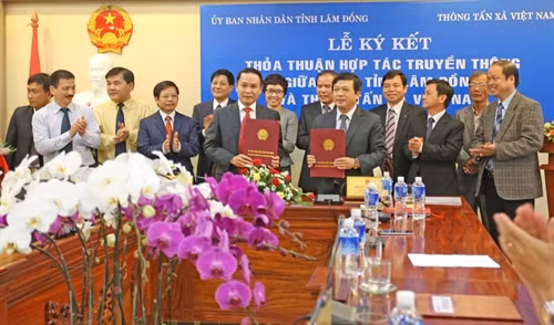Tổng giám đốc TTXVN và Chủ tịch UBND tỉnh Lâm Đồng ký biên bản hợp tác trong lễ ký kết chiều 18/10. Ảnh: Nguyễn Dũng – TTXVN