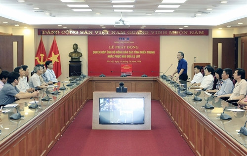 Phó Tổng Giám đốc TTXVN Nguyễn Hoài Dương phát biểu tại buổi Lễ phát động quyên góp ủng hộ đồng bào các tỉnh miền Trung khắc phục hậu quả lũ lụt. . Ảnh: Phạm Kiên – TTXVN