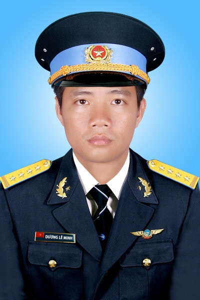 Trong ảnh: Đồng chí Đại uý Dương Lê Minh, Giáo viên bay, sinh ngày 07/10/1984, quê quán: Yên Thái, Yên Mô, Ninh Bình, trú quán: 250 Đường Cao Lỗ, phường 4, quận 8, Thành phố Hồ Chí Minh. Ảnh: TTXVN phát