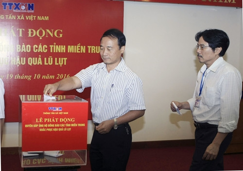 Lãnh đạo TTXVN quyên góp ủng hộ đồng bào các tỉnh miền Trung khắc phục hậu quả lũ lụt. . Ảnh: Phạm Kiên – TTXVN