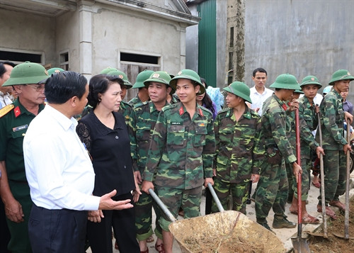 Chủ tịch Quốc hội Nguyễn Thị Kim Ngân thăm hỏi, động viên cán bộ, chiến sĩ Quân khu 4 đang giúp dân khắc phục hậu quả lũ lụt tại Giáo xứ Trị Bản, huyện Hương Khê. Ảnh: Trọng Đức – TTXVN