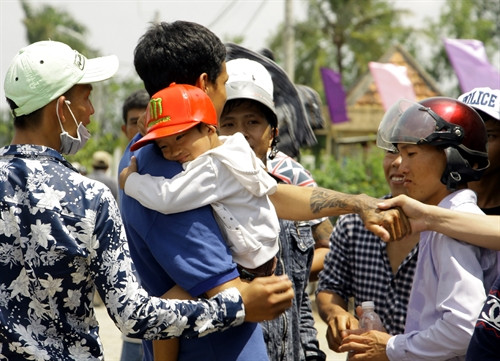 Trong ảnh (tư liệu): Phạm nhân Trại giam kênh 5 (Bộ Công An) tại xã Hỏa Tiến, thành phố Vị Thanh, tỉnh Hậu Giang gặp lại con sau khi được đặc xá năm 2015. Ảnh: Duy Khương – TTXVN Trong ảnh (tư liệu): Phạm nhân Trại giam kênh 5 (Bộ Công An) tại xã Hỏa Tiến, thành phố Vị Thanh, tỉnh Hậu Giang gặp lại con sau khi được đặc xá năm 2015. Ảnh: Duy Khương – TTXVN