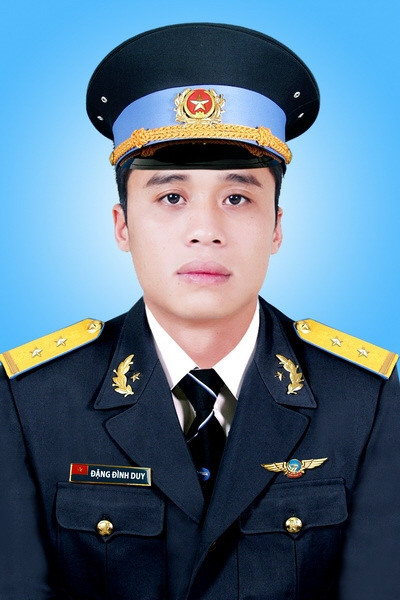 Đồng Chí Trung uý Đặng Đình Duy, học viên bay. Sinh ngày 12/6/1991, quê quán: Thanh Nguyên, Thanh Liêm, Hà Nam. Trú quán: Thanh Nguyên, Thanh Liêm, Hà Nam. Ảnh: TTXVN phát