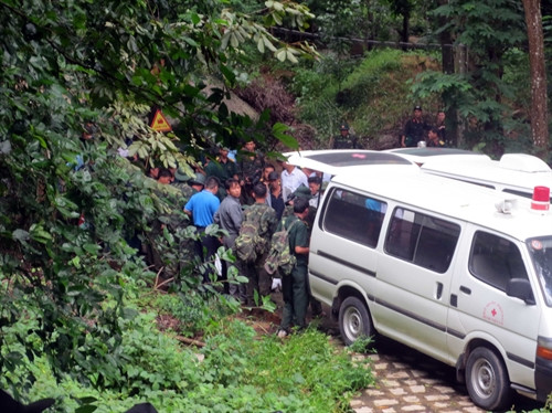 Đón thi thể 3 phi công của máy bay 8632 EC130T2 tại chân núi Dinh