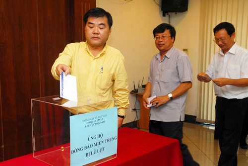 Cán bộ, phóng viên, biên tập viên và người lao động Thông tấn xã Việt Nam tại Cơ quan TTXVN khu vực phía Nam ủng hộ đồng bào miền Trung bị lũ lụt, thiên tai. Ảnh: Mạnh Linh-TTXVN