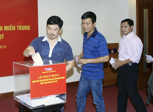 Cán bộ, phóng viên, biên tập viên và người lao động Thông tấn xã Việt Nam tại Hà Nội ủng hộ đồng bào các tỉnh miền Trung khắc phục hậu quả lũ lụt. Ảnh: Phạm Kiên – TTXVN