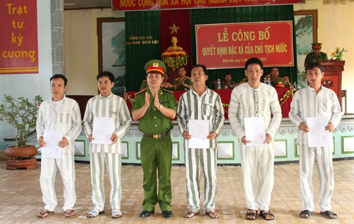 Trong ảnh (tư liệu): Giám thị Trại giam Xuân Lộc, tỉnh Đồng Nai trao Quyết định đặc xá của Chủ tịch nước cho phạm nhân được đặc xá năm 2015. Ảnh: Sỹ Tuyên - TTXVN Trong ảnh (tư liệu): Giám thị Trại giam Xuân Lộc, tỉnh Đồng Nai trao Quyết định đặc xá của Chủ tịch nước cho phạm nhân được đặc xá năm 2015. Ảnh: Sỹ Tuyên - TTXVN