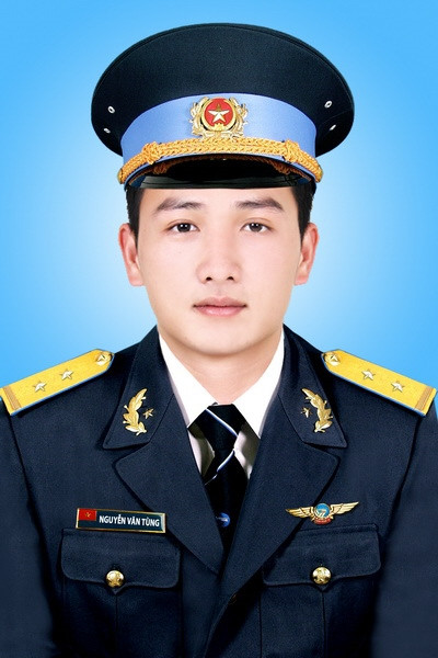 Đồng chí Trung uý Nguyễn Văn Tùng, học viên bay, sinh ngày 21/4/1991, quê quán: Đông Hương, thành phố Thanh Hoá, tỉnh Thanh Hoá, trú quán: Số 8, Trần Oanh, phường Trường Thi, thành phố Thanh Hoá, tỉnh Thanh Hoá. Ảnh: TTXVN phát