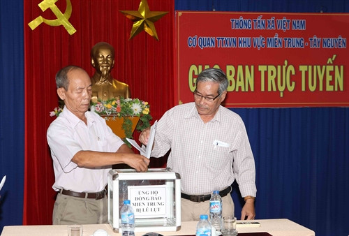 Cán bộ, phóng viên, biên tập viên và người lao động Thông tấn xã Việt Nam tại Cơ quan TTXVN khu vực miền Trung Tây Nguyên ủng hộ đồng bào các tỉnh miền Trung khắc phục hậu quả lũ lụt. Ảnh: Trần Lê Lâm - TTXVN