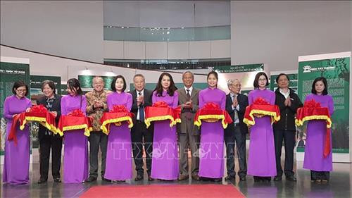 Cắt băng khai mạc triển lãm "Di tích quốc gia đặc biệt ở Hà Nội". Ảnh: Đinh Thuận - TTXVN Cắt băng khai mạc triển lãm "Di tích quốc gia đặc biệt ở Hà Nội". Ảnh: Đinh Thuận - TTXVN
