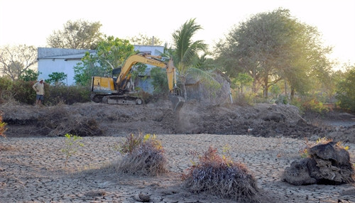 Một hộ dân ở huyện Trần Văn Thời tự ý đưa cơ giới vào cải tạo đất để làm ao đưa nước mặn vào nuôi tôm. Ảnh: Huỳnh Thế Anh-TTXVN Một hộ dân ở huyện Trần Văn Thời tự ý đưa cơ giới vào cải tạo đất để làm ao đưa nước mặn vào nuôi tôm. Ảnh: Huỳnh Thế Anh-TTXVN