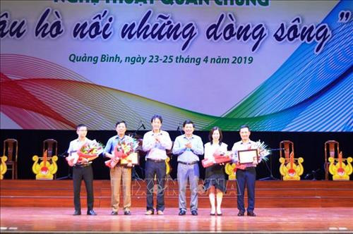 Ban tổ chức trao Huy chương Vàng Chương trình cho 4 đoàn có thành tích xuất sắc. Ảnh: Võ Dung-TTXVN Ban tổ chức trao Huy chương Vàng Chương trình cho 4 đoàn có thành tích xuất sắc. Ảnh: Võ Dung-TTXVN