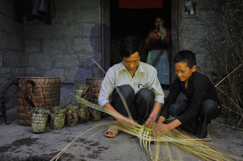Từ bao đời nay, người dân ở thôn Má Chề, xã Sính Lủng huyện Đồng vẫn cần mẫn với nghề đan Quẩy tấu. Từ chỗ chỉ là nghề phụ mà giờ đây nghề đan quẩy tấu đã giúp người dân thôn Má Chề có thêm thu nhập và được công nhận làng nghề đan lát thủ công truyền thống. Từ bao đời nay, người dân ở thôn Má Chề, xã Sính Lủng huyện Đồng vẫn cần mẫn với nghề đan Quẩy tấu. Từ chỗ chỉ là nghề phụ mà giờ đây nghề đan quẩy tấu đã giúp người dân thôn Má Chề có thêm thu nhập và được công nhận làng nghề đan lát thủ công truyền thống.
