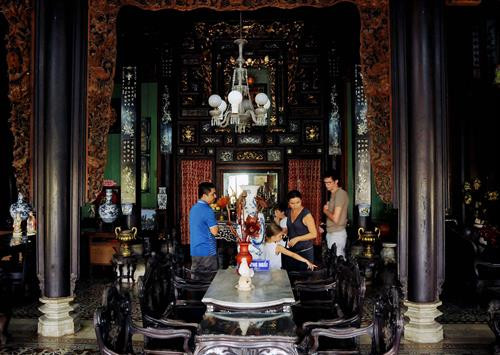 Du khách quốc tế tham quan nhà cổ.