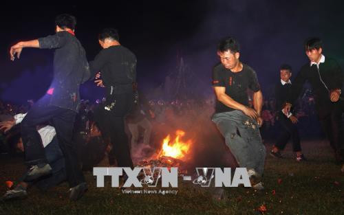 Tục nhảy lửa của người Dao được khôi phục và trình diễn. Ảnh: Việt Hoàng - TTXVN Tục nhảy lửa của người Dao được khôi phục và trình diễn. Ảnh: Việt Hoàng - TTXVN