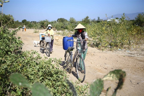 Người dân thôn Khánh Tân chở nước được hỗ trợ về sử dụng. Người dân thôn Khánh Tân chở nước được hỗ trợ về sử dụng.