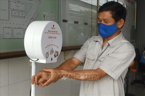 Công nhân Dofico sử dụng thiết bị rửa tay tự động chống COVID-19. Ảnh: Lê Xuân-TTXVN Công nhân Dofico sử dụng thiết bị rửa tay tự động chống COVID-19. Ảnh: Lê Xuân-TTXVN