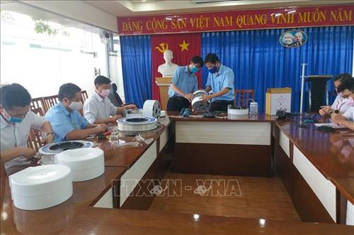 Đoàn viên, thanh niên Dofico chế tạo thiết bị rửa tay tự động chống COVID-19. Ảnh: Lê Xuân-TTXVN Đoàn viên, thanh niên Dofico chế tạo thiết bị rửa tay tự động chống COVID-19. Ảnh: Lê Xuân-TTXVN