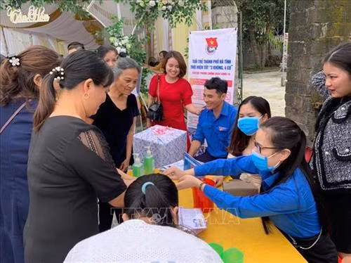 Các áp phích, tờ rơi tuyên truyền về chương trình tuổi trẻ Hà Tĩnh thực hiện “3 có, 4 không” phòng chống dịch COVID-19 được dán tại nơi diễn ra đám cưới và phát rộng rãi đến các khách tham dự đám cưới. Ảnh: Hoàng Ngà - TTXVN Các áp phích, tờ rơi tuyên truyền về chương trình tuổi trẻ Hà Tĩnh thực hiện “3 có, 4 không” phòng chống dịch COVID-19 được dán tại nơi diễn ra đám cưới và phát rộng rãi đến các khách tham dự đám cưới. Ảnh: Hoàng Ngà - TTXVN