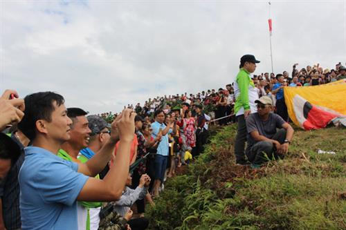 Sự kiện bay dù lượn với chủ đề “Trên bậc thang vàng” thu hút đông đảo du khách và người dân đến xem và cổ vũ. Ảnh: Lê Lâm/Báo Hà Giang
