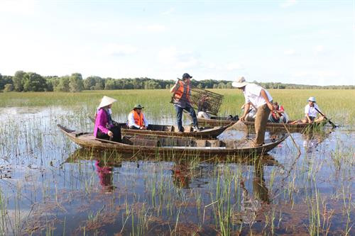 ... Và đặt lờ, lợp... trên sông