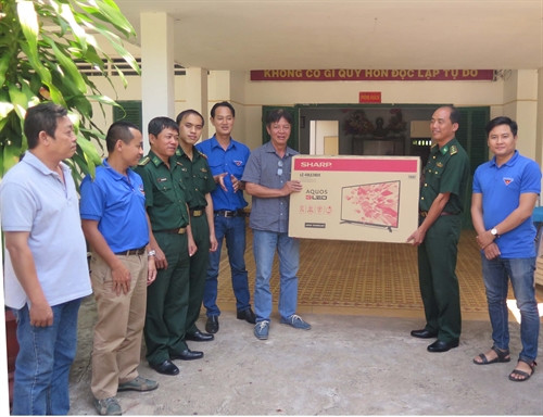 Thăm tặng quà cán bộ, chiến sĩ đồn biên phòng Tân Phú