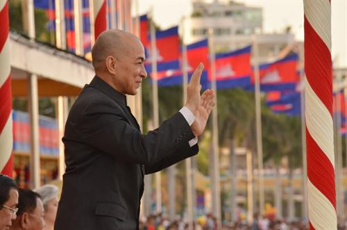 Quốc vương Campuchia Norodom Sihamoni chào mừng các đội đua qua lễ đài. Ảnh: Minh Hưng – Chanh Đa P/v TTXVN tại Campuchia. Quốc vương Campuchia Norodom Sihamoni chào mừng các đội đua qua lễ đài. Ảnh: Minh Hưng – Chanh Đa P/v TTXVN tại Campuchia.