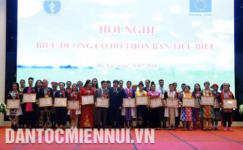 Thứ trưởng Bộ Y Tế - GS.TS Nguyễn Viết Tiến tặng bằng khen cho các cô đỡ thôn, bản tiêu biểu. Ảnh: Nam Sương
