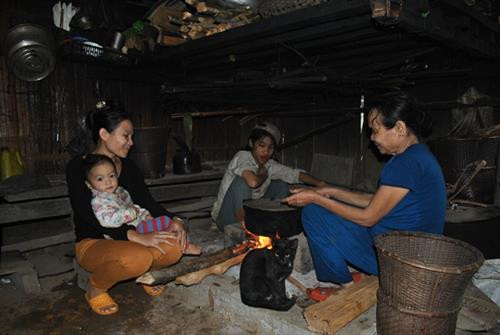 Bếp lửa trong một gia đình người Xơ Đăng ở thôn 3, xã Trà Dơn,huyện Nam Trà My, Quảng Nam. Bếp lửa trong một gia đình người Xơ Đăng ở thôn 3, xã Trà Dơn,huyện Nam Trà My, Quảng Nam.