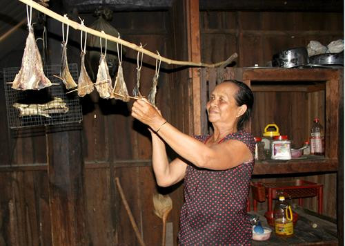 Cá treo trên bếp sẽ khô đều, thơm ngọt. Cá treo trên bếp sẽ khô đều, thơm ngọt.