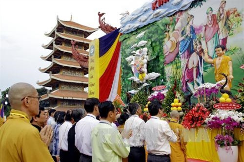 Nghi thức dâng hương kính mừng Đức Phật đản sanh tại Đại lễ Phật Đản PL 2561. Ảnh: Thế Anh – TTXVN.