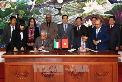 Ông Trần Xuân Hà, Thứ tưởng Bộ Tài chính (bên phải) và ông Hesham Al-Waqayan, Phó Tổng giám đốc Quỹ Kuwait về Phát triển kinh tế Arab ký hiệp định. Ảnh: Phạm Hậu-TTXVN Ông Trần Xuân Hà, Thứ tưởng Bộ Tài chính (bên phải) và ông Hesham Al-Waqayan, Phó Tổng giám đốc Quỹ Kuwait về Phát triển kinh tế Arab ký hiệp định. Ảnh: Phạm Hậu-TTXVN