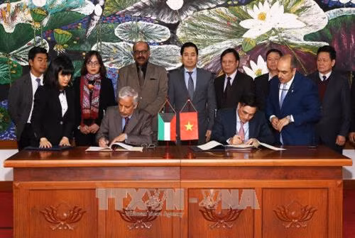 Ông Trần Xuân Hà, Thứ tưởng Bộ Tài chính (bên phải) và ông Hesham Al-Waqayan, Phó Tổng giám đốc Quỹ Kuwait về Phát triển kinh tế Arab ký hiệp định. Ảnh: Phạm Hậu-TTXVN Ông Trần Xuân Hà, Thứ tưởng Bộ Tài chính (bên phải) và ông Hesham Al-Waqayan, Phó Tổng giám đốc Quỹ Kuwait về Phát triển kinh tế Arab ký hiệp định. Ảnh: Phạm Hậu-TTXVN