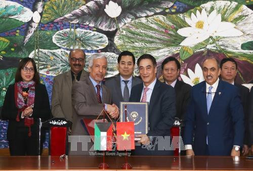 Ông Trần Xuân Hà, Thứ tưởng Bộ Tài chính (bên phải) và ông Hesham Al-Waqayan, Phó Tổng giám đốc Quỹ Kuwait về Phát triển kinh tế Arab ký hiệp định. Ảnh: Phạm Hậu-TTXVN Ông Trần Xuân Hà, Thứ tưởng Bộ Tài chính (bên phải) và ông Hesham Al-Waqayan, Phó Tổng giám đốc Quỹ Kuwait về Phát triển kinh tế Arab ký hiệp định. Ảnh: Phạm Hậu-TTXVN