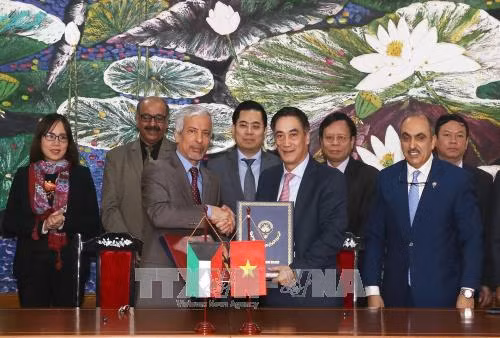 Ông Trần Xuân Hà, Thứ tưởng Bộ Tài chính (bên phải) và ông Hesham Al-Waqayan, Phó Tổng giám đốc Quỹ Kuwait về Phát triển kinh tế Arab ký hiệp định. Ảnh: Phạm Hậu-TTXVN Ông Trần Xuân Hà, Thứ tưởng Bộ Tài chính (bên phải) và ông Hesham Al-Waqayan, Phó Tổng giám đốc Quỹ Kuwait về Phát triển kinh tế Arab ký hiệp định. Ảnh: Phạm Hậu-TTXVN