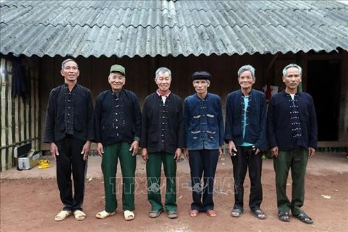 Trang phục của phụ nữa ngành Dao đỏ mang nhiều màu sắc. Ảnh: Phan Tuấn Anh – TTXVN Các già làng, trưởng họ dân tộc Dao đỏ ở bản Huổi Sâu, xã Pa Tần, huyện Nậm Pồ. Ảnh: Phan Tuấn Anh – TTXVN Một lớp học của con em đồng bào dân tộc Dao đỏ ở bản Huổi Sâu, xã Pa Tần, huyện Nậm Pồ. Ảnh: Phan Tuấn Anh – TTXVN Những phụ nữ Dao đỏ trong trang phục truyền thống. Ảnh: Phan Tuấn Anh – TTXVN Một góc bản làng của đồng bào Dao đỏ xã Huổi Sâu, huyện Nậm Pồ. Ảnh: Phan Tuấn Anh – TTXVN Cuộc sống thường ngày của đồng bào Dao đỏ. Ảnh: Phan Tuấn Anh – TTXVN Trang sức của dân tộc Dao, ngành Dao đỏ. Ảnh: Phan Tuấn Anh – TTXVN Trang phục của phụ nữa ngành Dao đỏ mang nhiều màu sắc. Ảnh: Phan Tuấn Anh – TTXVN Các già làng, trưởng họ dân tộc Dao đỏ ở bản Huổi Sâu, xã Pa Tần, huyện Nậm Pồ. Ảnh: Phan Tuấn Anh – TTXVN Một lớp học của con em đồng bào dân tộc Dao đỏ ở bản Huổi Sâu, xã Pa Tần, huyện Nậm Pồ. Ảnh: Phan Tuấn Anh – TTXVN Những phụ nữ Dao đỏ trong trang phục truyền thống. Ảnh: Phan Tuấn Anh – TTXVN Một góc bản làng của đồng bào Dao đỏ xã Huổi Sâu, huyện Nậm Pồ. Ảnh: Phan Tuấn Anh – TTXVN Cuộc sống thường ngày của đồng bào Dao đỏ. Ảnh: Phan Tuấn Anh – TTXVN Trang sức của dân tộc Dao, ngành Dao đỏ. Ảnh: Phan Tuấn Anh – TTXVN