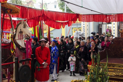 Đông đảo dân làng và du khách đến dự hội. Ảnh: Phạm Thảo