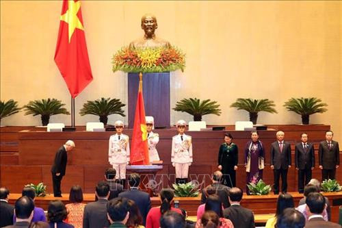 Tổng Bí thư Nguyễn Phú Trọng, Chủ tịch nước CHXHCN Việt Nam nhiệm kỳ 2016-2021 cúi đầu chào quốc kỳ trước khi tuyên thệ nhậm chức trước Quốc hội, đồng bào và cử tri cả nước. Ảnh: Trọng Đức – TTXVN Tổng Bí thư Nguyễn Phú Trọng, Chủ tịch nước CHXHCN Việt Nam nhiệm kỳ 2016-2021 cúi đầu chào quốc kỳ trước khi tuyên thệ nhậm chức trước Quốc hội, đồng bào và cử tri cả nước. Ảnh: Trọng Đức – TTXVN